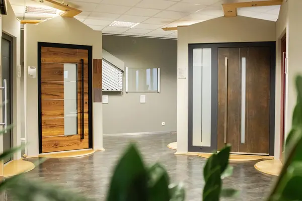 Moderne Haustüren aus Holz und Glas in einer Ausstellung für Haustüren und Türdesign.